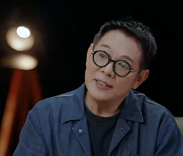李连杰大概没想到，自己憋了三十多年试图翻案的一番话，反而让全网把当年的旧账又扒了个底朝天。
他在节目里讲得云淡风轻，说当年分开是彼此心平气和，自己是净身出户，现在利智还给两个大女儿在中美都买了房，甚至承诺保她们到一百岁生活无忧。
听上去仁至义尽，挑不出一点毛病。
可看客们不是傻子，互联网更不是