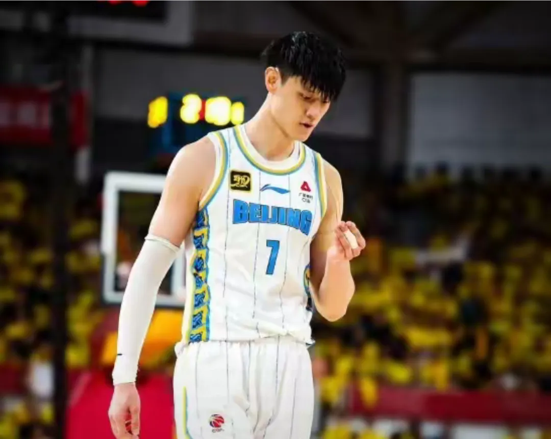 北京队，曾凡博这一跤摔得可真不轻啊，至少要休息2—3个月时间，曾凡博突...