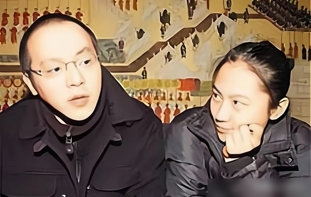 一个住豪宅，一个租房20年，窦唯的两个女儿，愣是没被上一代的烂账带偏。
王菲离婚后，没拦着窦靖童见爹，也没公开骂过高原一个字。高原带窦佳嫄租房过活，被传四合院还得亲自辟谣，怨归怨，也没教女儿恨谁。
窦佳嫄20岁前跟窦唯几乎零沟通，短信都少见，私下喊老窦。2025年生日，窦唯突然发来红包和祝福，高