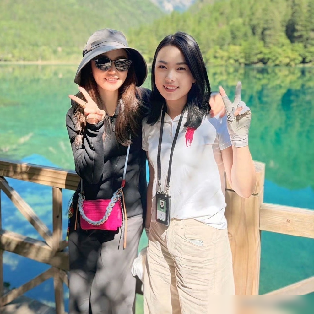 所有中年职场妈妈都被骗了！根本不存在完美平衡。
林心如为了陪女儿，特意把拍戏地点定在台北郊区。
她的一天被压缩成三块：陪娃吃早餐，赶工拍戏，留半小时给自己放空。
不止她，马伊琍早就怒怼过：为啥平衡事业家庭的问题，只问女人不问男人？姚晨也直言，生育错过好项目，事业家庭根本没法兼顾。
女人先做自