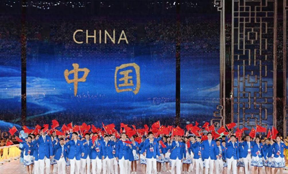 中国队单日拿下11枚金牌，赛场喜讯接连传来，不少观众看完比赛，内心满是振奋。
 
多个项目在同一天开赛，我们的运动员轮番登场，在各自赛道稳定发挥，顶住对手的冲击，一枚一枚把金牌收入囊中。单日11金，这个成绩放在本届赛事里，也是相当亮眼的，不少项目的比拼十分胶着，选手拼到最后一刻，才锁定胜局。
 
很