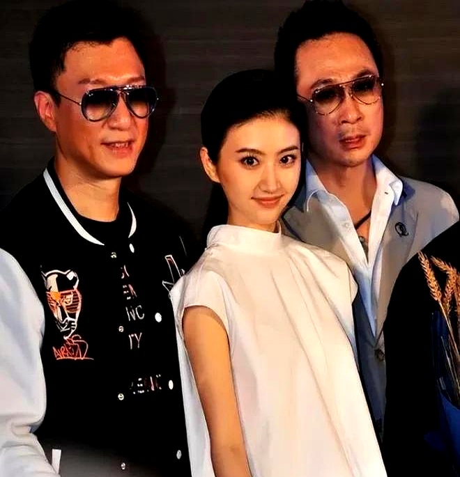 这片一翻演员表就懂了：大牌扎堆，都是给新人铺路的。
2011年《战国》，投了1.5亿就为捧当时22岁的景甜。

孙红雷看剧本本想拒，听说片方报到1200万才进组？
他后来现场澄清：把这个数除以三再减点儿，实际就三四百万，差不多当时市场价。

戏里镜头和叙事都向景甜倾斜，吴镇宇、金喜善等成了“绿叶”。