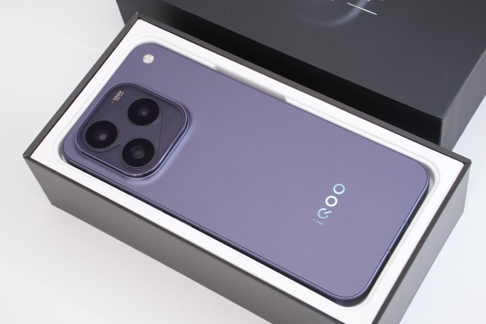 iQOO 16「赛道」真机实拍来了[不愧是你]
金针菇们给外观和屏幕打几分？
#短的图赏# ​
