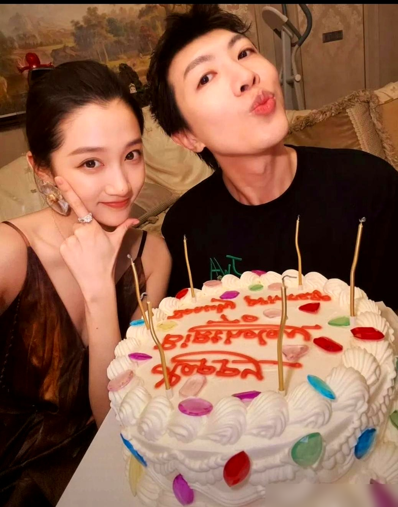 关晓彤29岁生日照，旁边站着的不是鹿晗，又是高强。就那个被粉丝追着骂了快十年的造型师。
粉丝气炸了，年年骂，回回上热搜，骂他显壮，骂他审美土。可关晓彤愣是不换，合作12年，从学生气的小姑娘一路绑到29岁。
圈里这种事不少。杨幂跟姜成皓绑了15年，杨蓉跟于正也是15年。都说铁打的艺人，流水的团队，