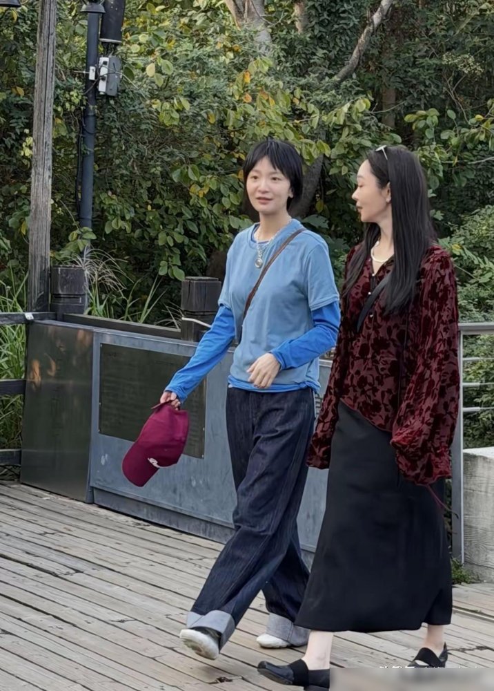 宋轶那身衣服，放大街上绝对没人多看一眼。
就那种款式，老气，剪裁还显胖，标价一查好几万。旁边素人同框，直接被衬得像背景板。
可偏偏穿她身上，冷白皮一打光，腰是腰腿是腿，硬是把灾难现场穿成了高定秀。
你看她最近也是真忙。刚官宣了《豹隐南山》特别出演，跟龚俊搭，又是朝堂又是探案。转头又进组《海之上