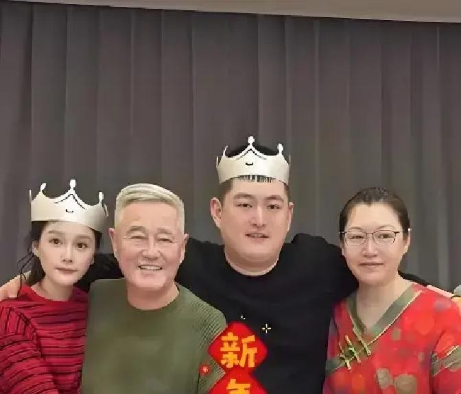 直播间里总有不过脑子的人，问球球：你妈那么漂亮，你怎么一点没随上呢

这话换个心理素质差点的，当场就得破防，可球球是谁，赵本山的闺女，这脑子转得是真快

她先是笑着把锅甩给亲爹，“我爸基因太强了呗”

说完了感觉还不够劲儿，立马又把话给圆了回来：“你这话啥意思？是说我爸不帅吗？我爸帅不就完了？我遗传
