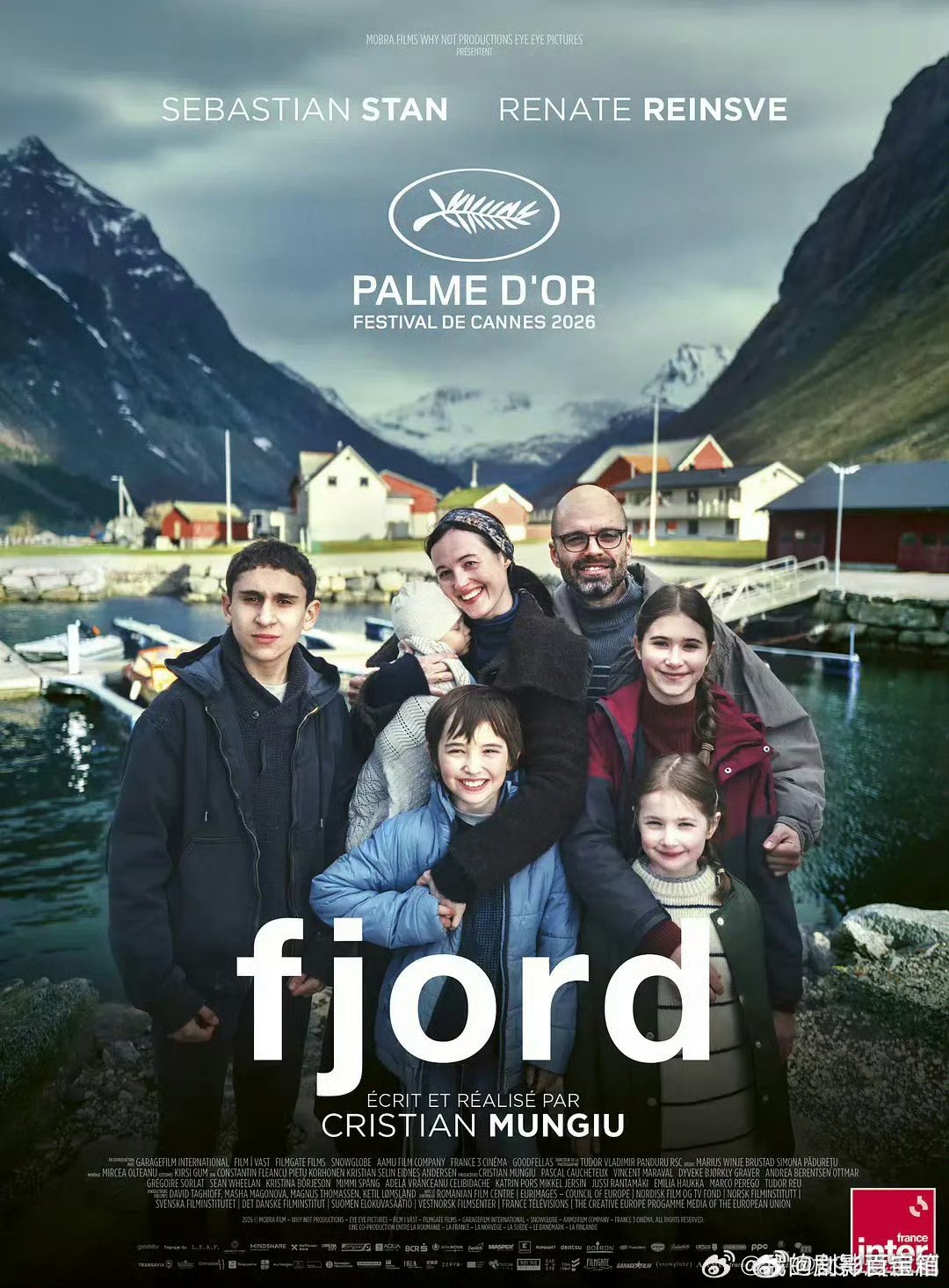 非正式版！峡湾 Fjord (2026)
夸克：
百度: 

简介：故事聚焦于格奥尔基一家，讲述这家人从罗马尼亚搬迁至挪威一座偏远小村庄后，本与邻居相处融洽，却意外陷入一桩令人不安的指控。随着调查深入，他们不仅要面对小镇居民的监视与敌意，生活也从此失序，坠入 ​