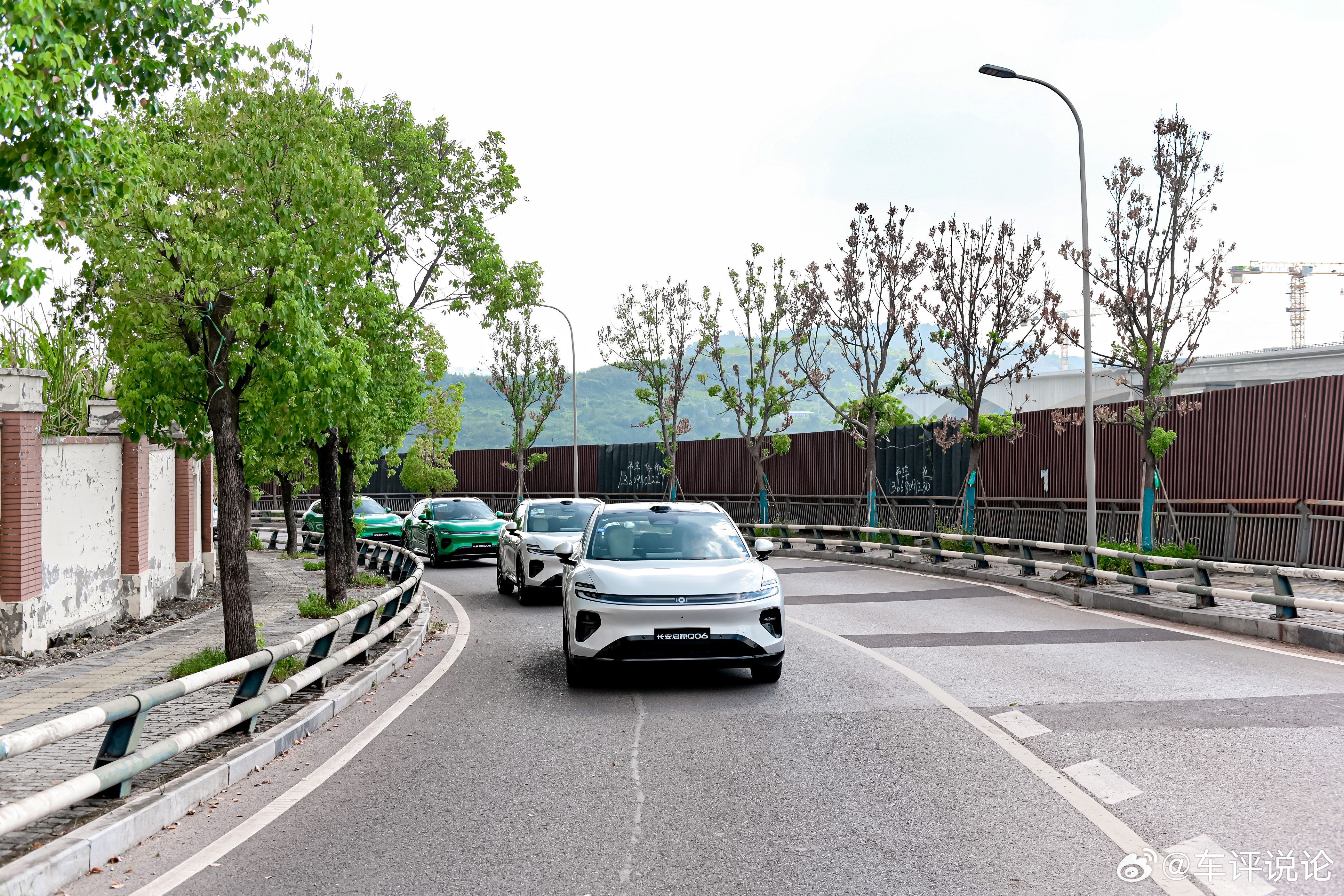 在长安启源Q06交车现场🚘，交车不是终点，只是整套用车服务的开始。
中国长安汽车董事长朱华荣为启源Q06用户交车，送上专属交车礼，还告知车主以后用车遇到问题，可以使用网络直联服务。不用来回跑线下门店，线上就能直接对接处理，省心又高效。
其实，交车那一刻的从容，离不开造车前期海量的研发投 ​