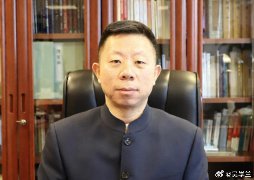 #热点解读##井泉大使# 一句“若动武我们能轻松取胜，但我们不会，因为我们热爱和平”，让菲律宾总统和防长彻底坐不住了！全网都在好奇：这个在马尼拉不给对方留半点面子、一开口就让菲方高层集体跳脚的井泉大使，到底什么来头？

多家媒体报道，10月15号，在马尼拉举办的第二届迪利曼对话会上，菲律宾 ​