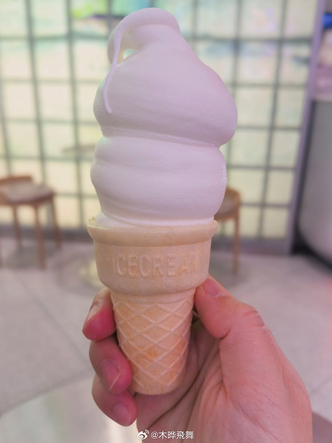 DQ的甜筒像小雪人，不像肯德基麦当劳那种标准螺旋上升的胖墩墩，云朵造型看着更软萌[羞嗒嗒]木晔叙事[超话] ​​​