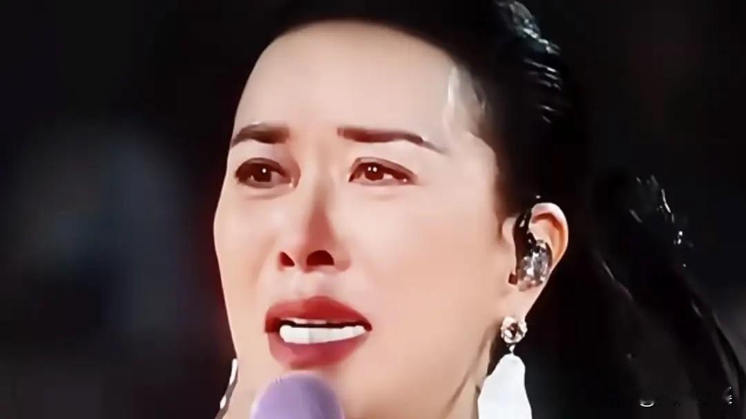 这些缅怀刘欢的人里，

最让我没想到的，

不是吉克隽逸发长文，

也不是袁娅维晒合照，

而是那英在成都演唱会上的那一停。

别人是“发完就完了”，她是正唱着呢，音乐一关，嗓子发抖，当场崩了。

你说这多冒风险啊——几万一张票，舞台灯光都打着，伴舞都等着进点位，她偏不装没事人。

镜头怼脸上，妆花