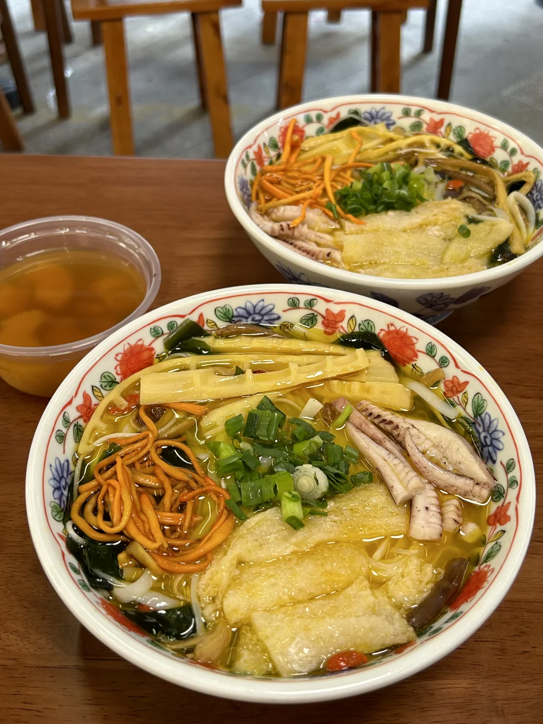 分享成都tooop1好吃的鱿鱼鸡汤扁粉。。。