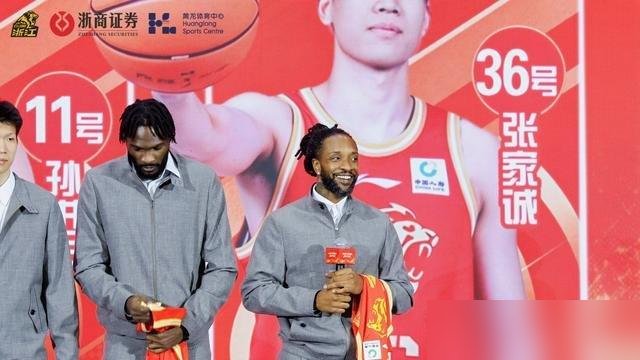 广厦这是要拼命了，三外援梭哈，把布朗的优先续约权都卖了换钱。
孙铭徽、胡金秋、朱俊龙全留下，但朱俊龙亲口承认，对抗和冲刺都做不了，赛季初直接歇菜。赵嘉仁、赵岩昊、林秉圣，说走就走。
新来的恩诺科，加上老熟人塔克、威尔斯，三杆洋枪顶着。口号喊得响，“雄狮领杭”，赞助商拉了11家，四级梯队全国独一份