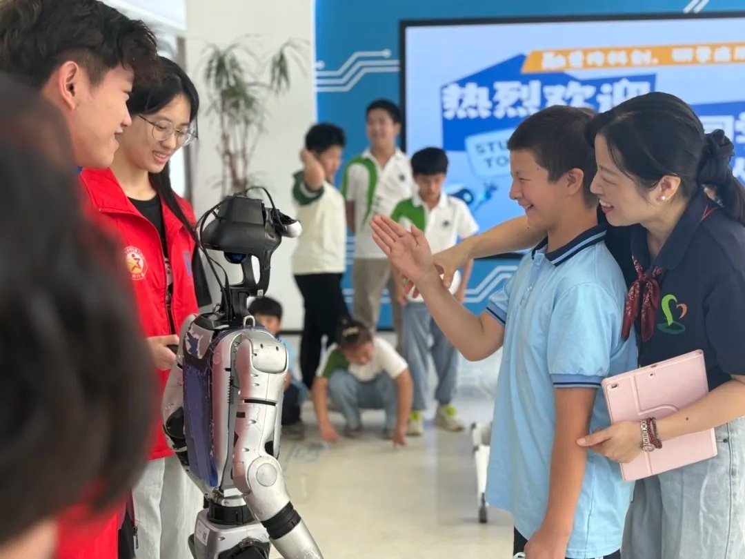 近日，新疆库车市启智学校师生一行11人跨越四千五百公里山海，远赴宁波开展沉浸式研学交流，在科创前沿与千年文脉的碰撞中，触摸宁波城市的科技硬度与人文温度。（via:海曙发布）#寻美宁波 ##寻美海曙##寻美浙江# ​​​