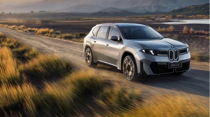 今天成都车展，为中国市场打造的长轴版新世代BMW iX3正式公布售价——价格只有德国版本的一半，受到了许多关注

不过在我看来，对一家合资车企来说，更大的看点其实在座舱：它以阿里千问大模型为底座，基于斑马智能元神AI，做了一套真正的AI座舱智能体。

具体落到体验上，BMW AI个人助理里内置了三个 ​