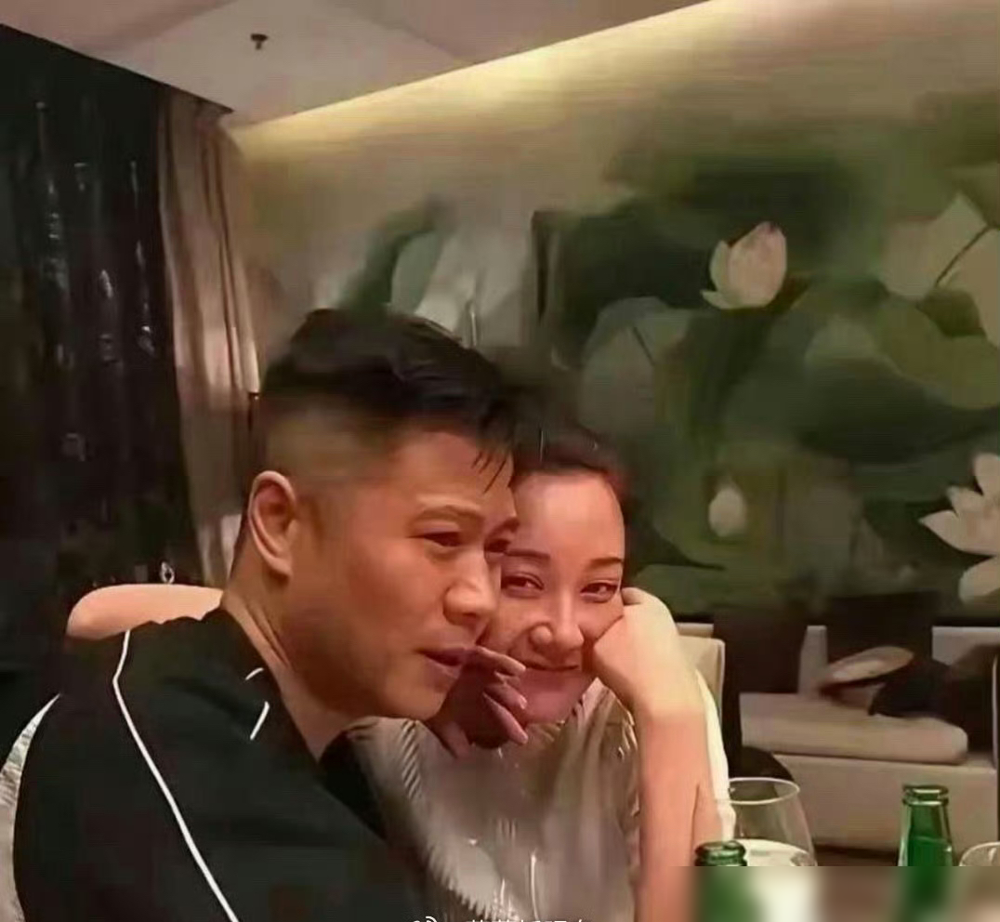 57岁的许晴几杯酒下肚，在私人饭局上和男人亲密搂抱，满脸红晕笑得像个妖精。
照片一曝，网友又开骂了，说她快60了还不检点。大伙光盯着她不避嫌的肢体动作，却连她每天死磕两小时普拉提、硬生生留住的少女身段都选择性无视。
她早就看透了这帮人的双标。当年录节目，她宁可被全网网暴，也绝对不陪镜头演那种假惺