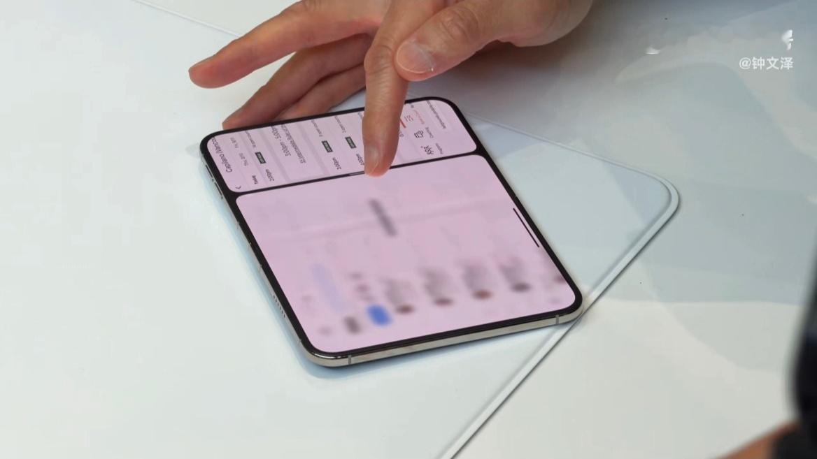#iPhoneDuo 折痕# 
苹果这一次给 iPhone Duo 内屏用上纳米纹理玻璃，确实是蛮不一样的想法。

内屏纳米纹理屏的优势是，完全不用贴膜，手感好，避免贴膜吸灰、避免疏油层干涩；

内屏纳米纹理屏的劣势是，略微降低清晰度，贵。 

看了一下现场媒体老师传来的上手视频，iPhone Duo 并没有采用最新一代技 ​