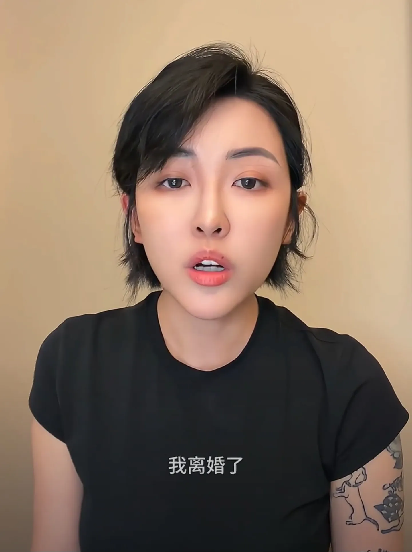 再有钱也没用！
千万网红张凯毅官宣离婚了！网红果然是结得快离得也快啊[捂脸]

没记错的话，张凯毅目前还在哺乳期，今年2月份她才官宣生子，这才过了7个月，两个人就过不下去了。

她的老公张煜东现在还是在读博士，两人24年6月领证结婚，当时张凯毅经常发视频秀恩爱，现在婚姻也就存续了2年之久就分道扬镳，