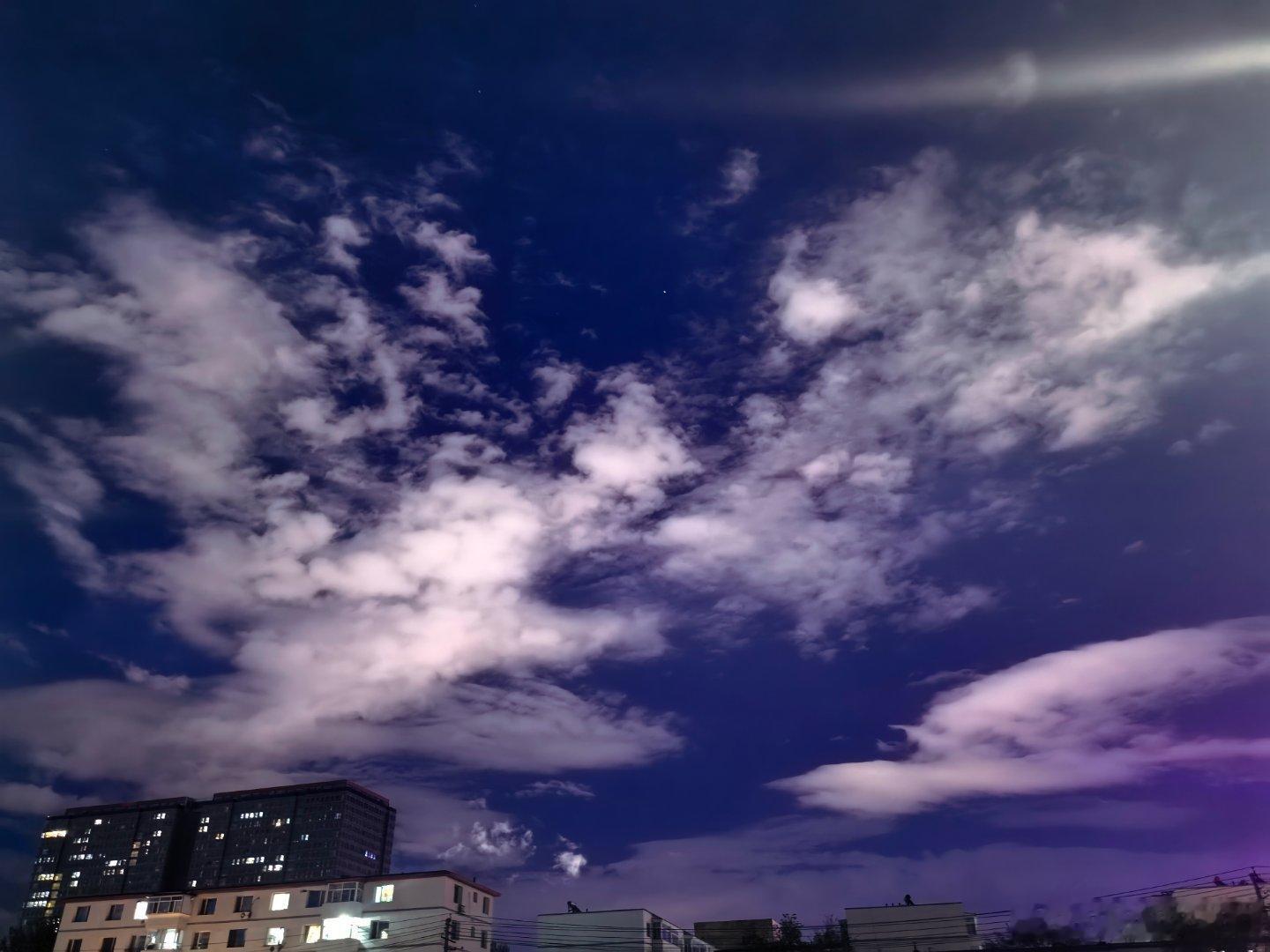 晚上九点多的天空 云们像被追赶的士兵 四散奔逃 ​​​