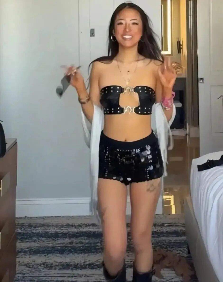 张学友二十年育儿转变，学会目送女儿走自己的路

张学友大女儿海外生活照刷屏，小麦肤色、纹身卷发，和儿时模样反差巨大。她无意踏入娱乐圈，不靠父亲光环。
两个女儿选择截然不同的人生，张学友从贴身守护慢慢学会放手。当年亲自接送、悉心照料，如今只在远方守望，尊重孩子所有选择。
四大天王都迎来养育女儿的课题，