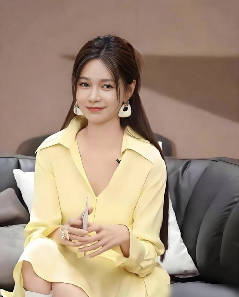 杜海涛想见亲妈，得排队。
沈梦辰跟婆婆打视频，一聊俩小时，他在旁边等着。
当初这婆媳俩上节目，东北婆婆热情夹蚕蛹，南方儿媳连说三遍我不行，尴尬得全网替她抠脚。
八年过去，俩人逛街、做脸、买同款，处成了闺蜜。
沈梦辰就干三件事：陪出游、记尺码、常通话。没砸钱，全走心。
现在涛妈夸儿媳比夸儿子