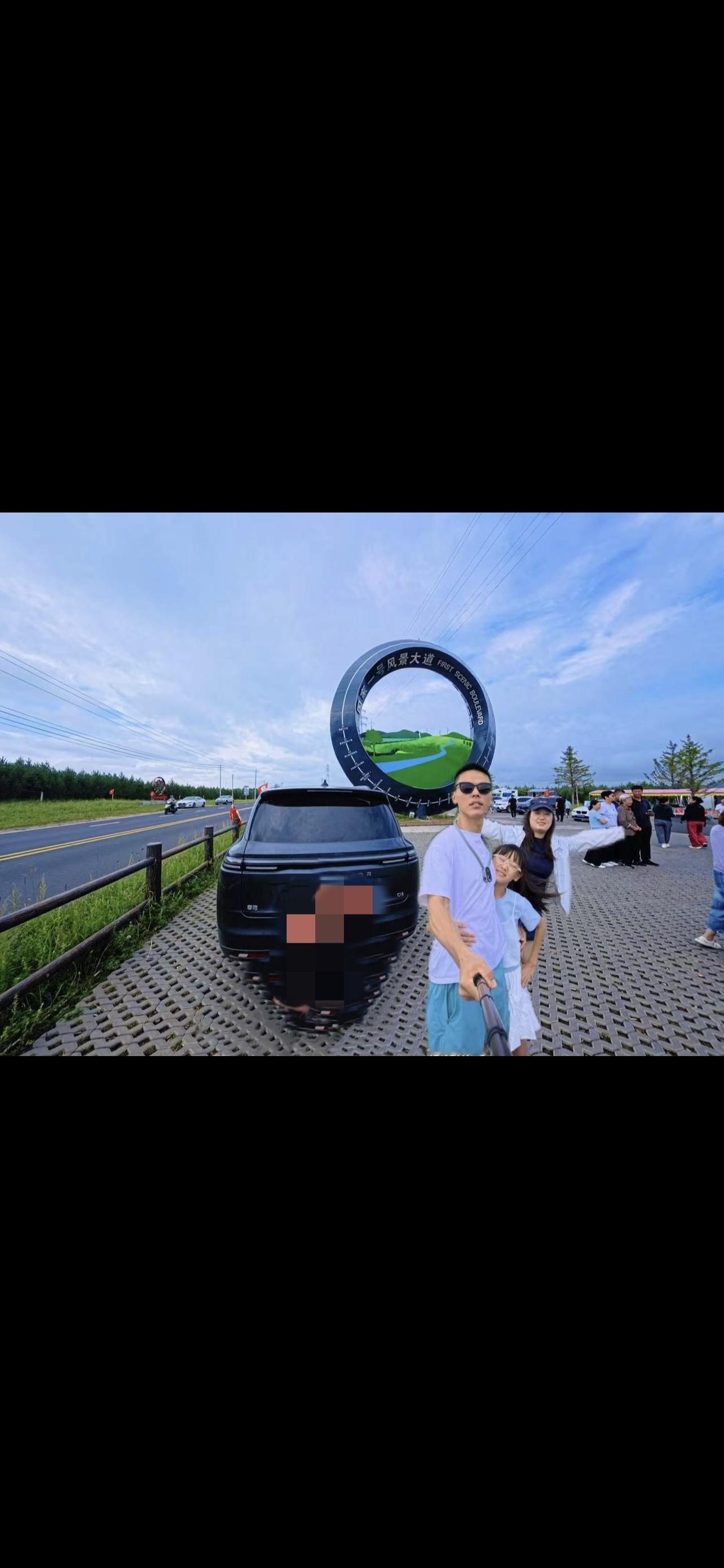开上零跑C16这段时间，慢慢发现它吸引人的地方，从来不是花哨的噱头，而是踏踏实实适配一家人各种各样的出行日常。

我选的是六座版本，最直观的感受就是空间从容。一家人出门，带上老人孩子，每个人都能坐得宽松自在，不会挤得局促。大大小小的随身包、孩子的玩具零食、路上要用的杂物，都能从容安放。短途周边闲逛、
