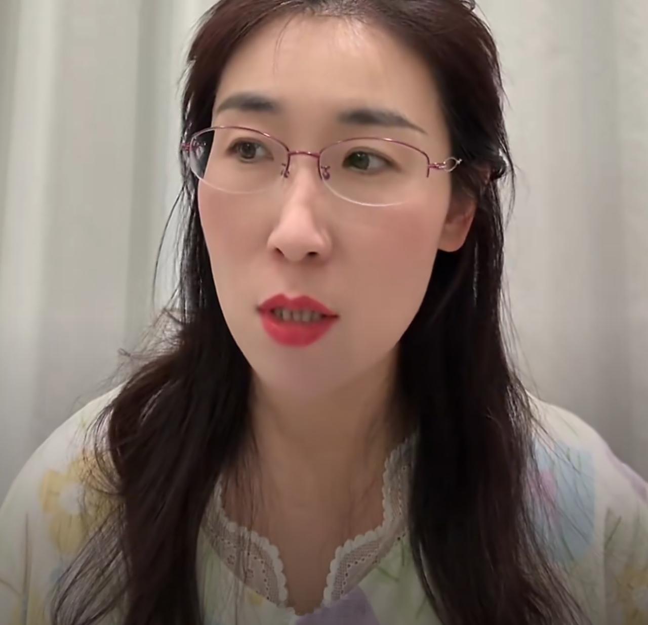 江苏无锡的朱女士，自己身患癌症，丈夫却跟第三者伪造结婚证去做试管婴儿培育胚胎。她拿着合法结婚证去维权，结果警方认定“没有犯罪事实”不予立案，法院也因证据不足不予受理。

说实话，从情理上讲，这事儿谁听了不气愤？但法律有法律的逻辑——重婚罪的认定，需要证明两人长期、公开以夫妻名义共同 ​