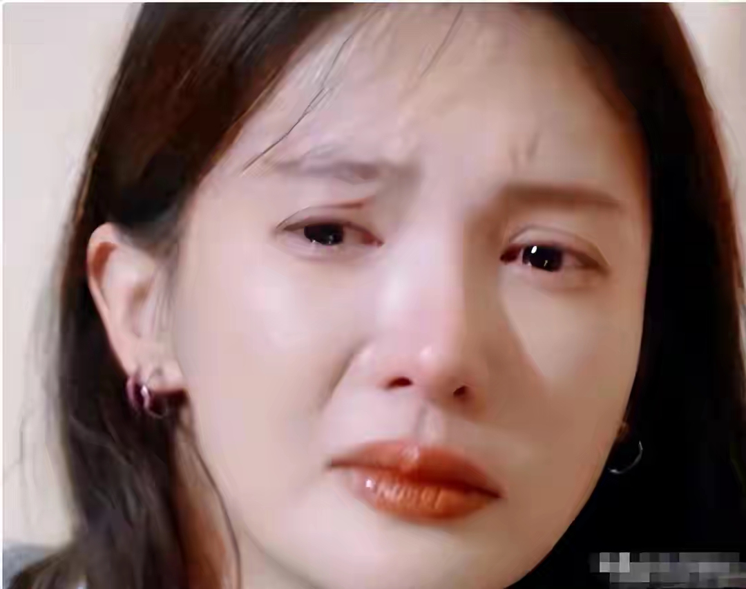 笑不活了！金晨赴美留学天天打卡晒学习日常，结果才上两天课，这拥有35年历史的美国学校直接宣布倒闭！大明星选的老牌机构说关门就关门，学费退费无门，维权更是难上加难！她可是演过反诈大片《孤注一掷》的人，万万没想到现实里自己踩了大坑，这反差感直接拉满，也太戏剧性了！
 
金晨美女 金晨高定造型