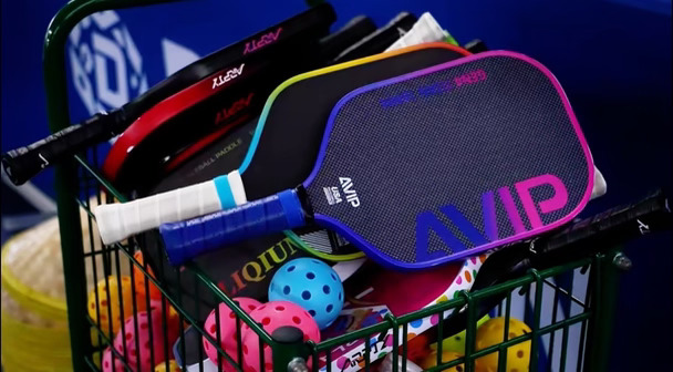 和尚界一起匹克球玩起
