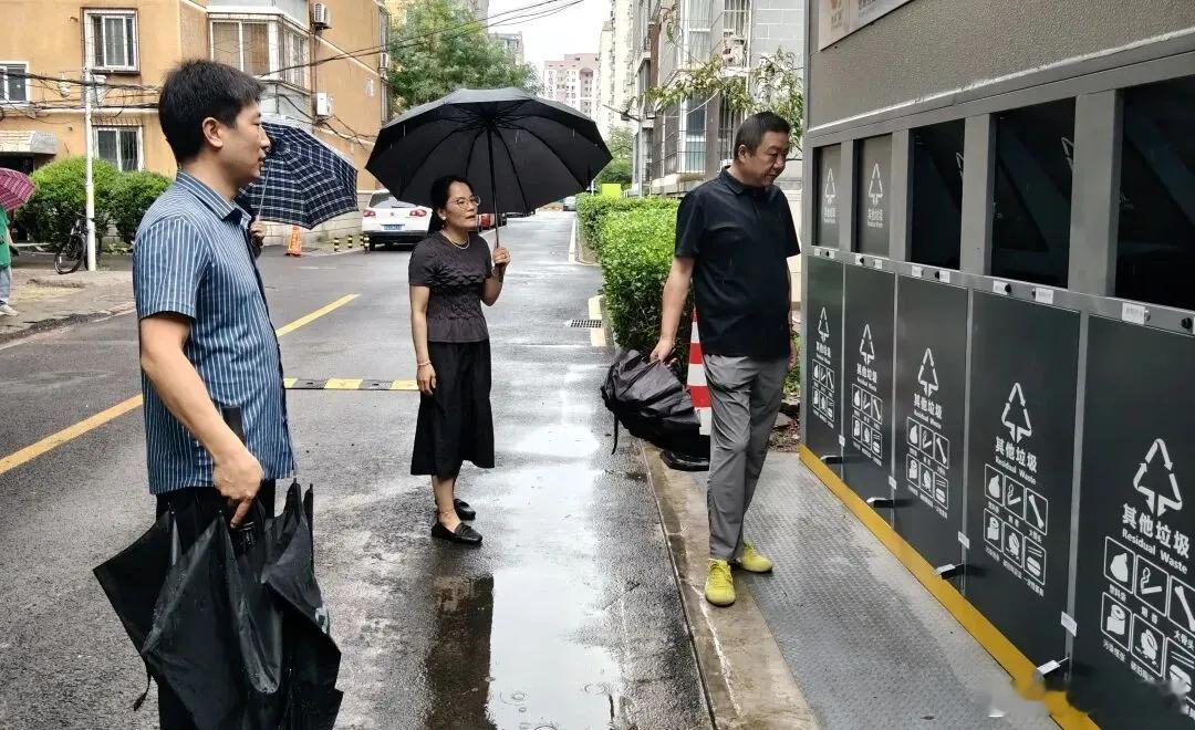 【朝阳群众文明范儿丨垃圾桶站“变身”记：三间房地区6个小区投放点已升级，居民连连点赞】走进定西南里社区水电二局家属院，曾经分散杂乱的开放式垃圾桶站已不见踪影，取而代之的是一处设施规范、标识清晰的箱房式投放点。正在投放垃圾的居民张叔叔笑着说：“以前的露天垃圾容易散发异味，还会滋生蚊 ​