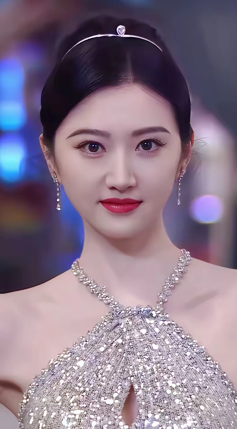 客观来说，景甜算不上顶美，最多小美，介于小美到中美之间。
 
属于典型皮相美女，五官亮眼白皙，但骨相有短板：脸型上宽下窄，看着脸盘偏大；鼻头肉感重不够精致，人中偏短。
 
顶美讲究骨相皮相双双在线，她骨相撑不住。不过胜在自带富贵气质，很适合古装。
 
审美没有标准答案，你认可这个颜值判断吗？[比心]