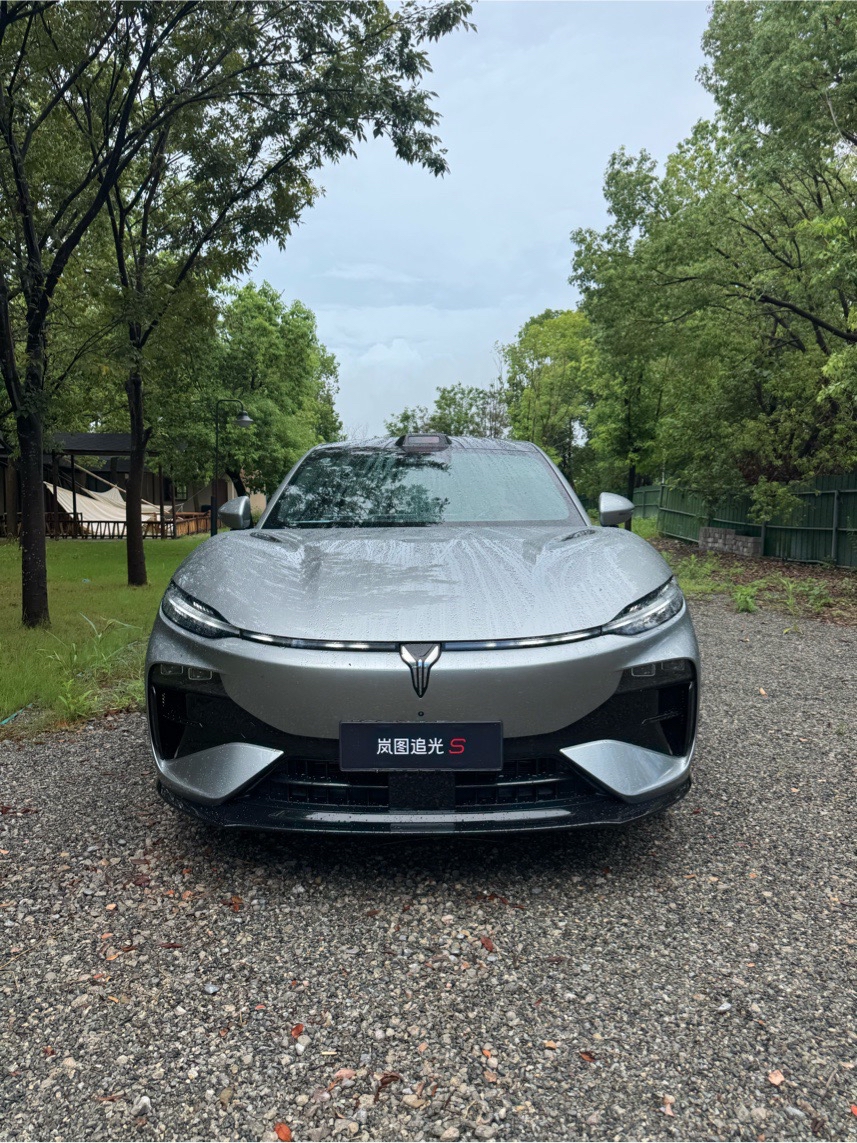 提了岚图追光S之后，出门最大的乐趣就是随手给爱车拍照。
溜背造型真的太耐看，流畅的车身线条，不管停在林间营地，还是城市街边，随便一拍氛围感直接拉满。简约的前脸加上贯穿尾灯，每个角度都很有设计感，属于越看越喜欢的类型。

平时和朋友聚餐、周末短途兜风，开它出门回头率很高。不只是颜值在线，开起来也很顺手