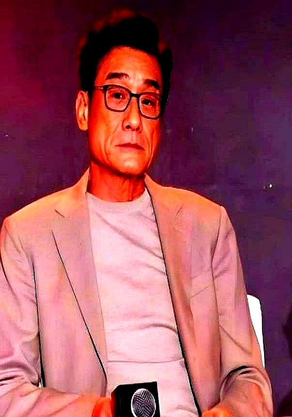 68岁的梁家辉刚因为洁癖被亲女儿轰出家门，转头就在片场凭着这股偏执拿了奖。

在家里招人烦的洁癖，到了镜头前全变成杀招。他演反派傅隆生，讲究、克制、一丝不乱，台词和眼神抠到极致，人物越体面，越让人后背发凉。

拿奖当天，他开口第一句是感谢陪伴44年的妻子。能包容这种极致偏执的伴侣，给的底气确实比奖杯
