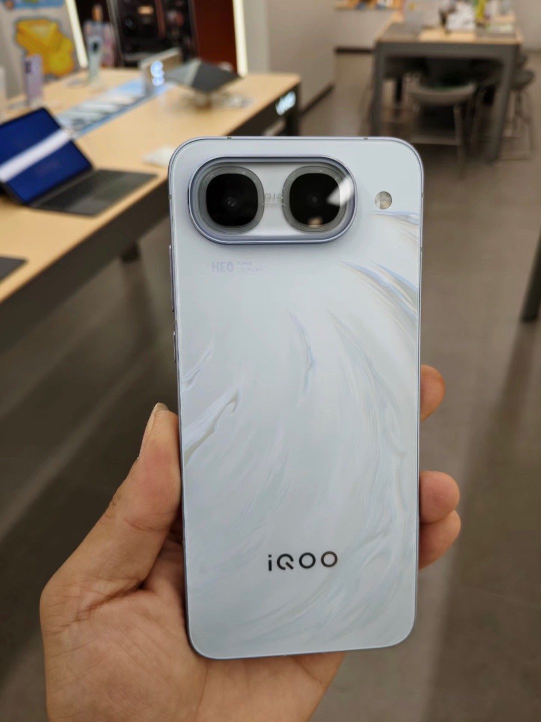 #iQOO Neo11 至尊版#Neo11至尊版真机到货，全新「乘风」配色颜值直接拉满，后盖质感细腻，上手手感很棒！性能这块直接拉满，游戏党狂喜。日常使用、打游戏体验都在线，快来看看这个外观你心动了吗？ ​
