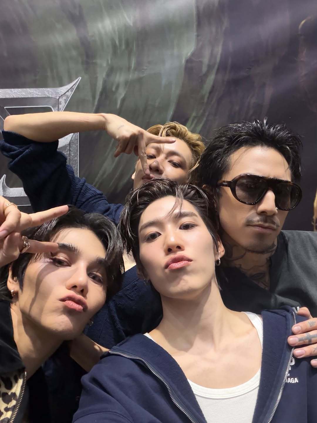 [超话]PP IG更新：“🩶🩵🤎💛”  4/4 的快乐，收进心...