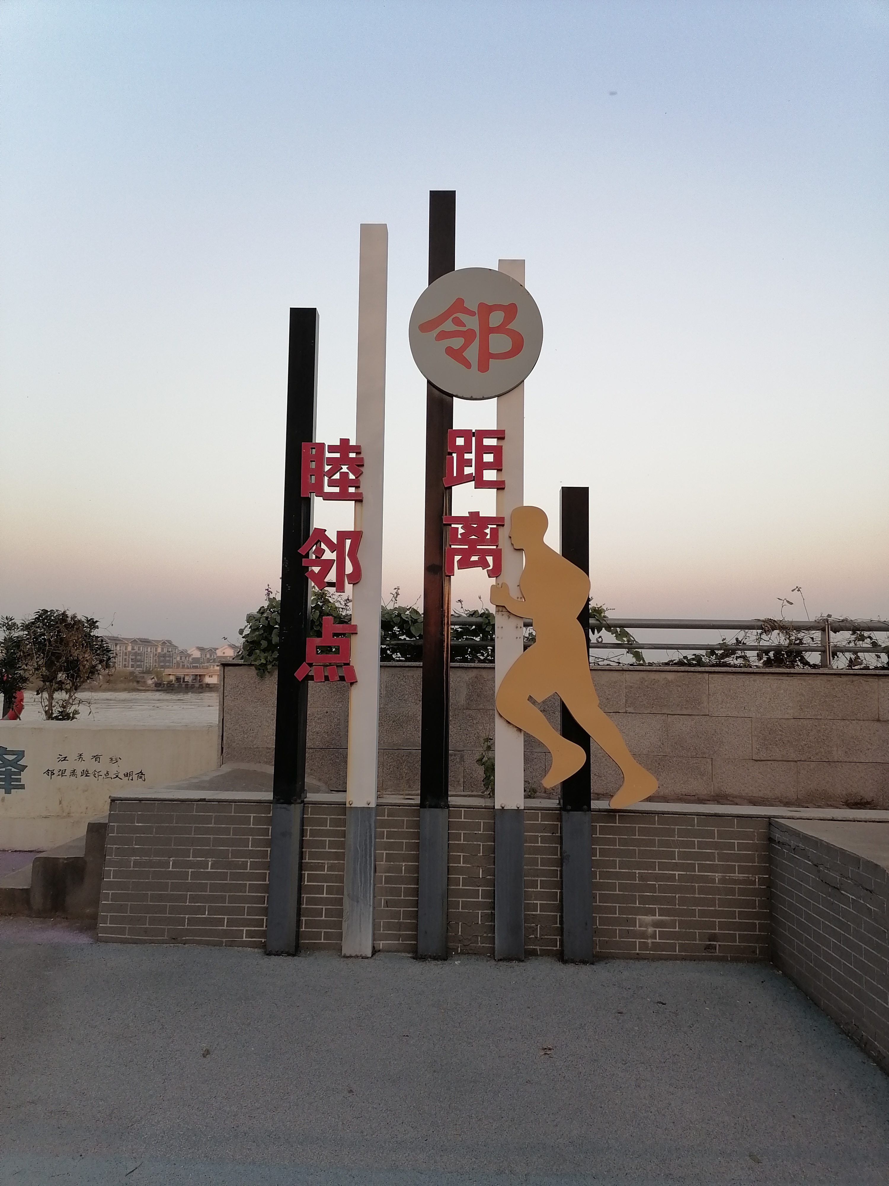 游 戏            夫妻俩在家吃晚饭，为了活跃气氛。玩个小游...