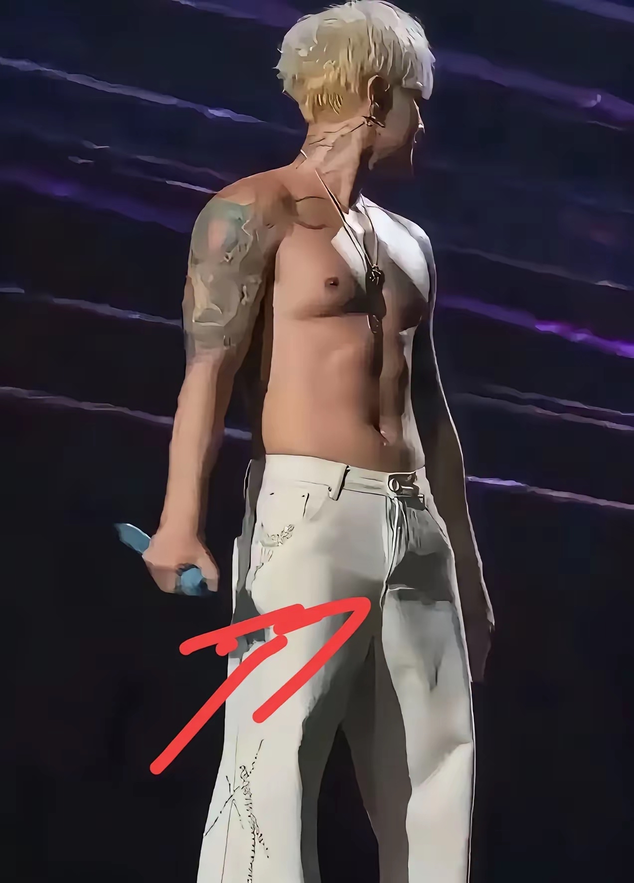 内娱明星心理素质的天花板！黄子韬演唱会当众出糗，反应直接看懵全网！

成都万人演唱会座无虚席。全场高清镜头全程抓拍，任何小失误都会被无限放大。

黄子韬当晚舞台氛围炸裂。唱跳全程高能，情绪到位直接脱掉上衣。满身纹身完全展露，现场热度瞬间拉满。

大幅度蹦跳演出后，裤子拉链全程敞开暴露在外。

黄子韬