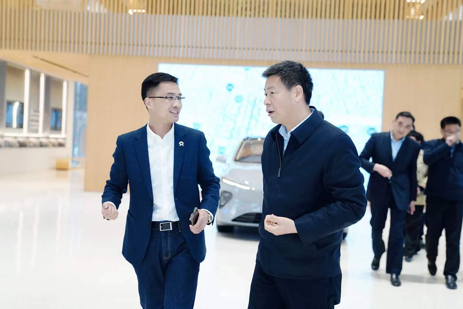 安徽省委决定：覃卫国同志任合肥市委书记。热烈祝贺！有幸交流合影，期盼合肥科创产业再启新程，乘势而上，未来可期！[鼓掌]#蔚来##合肥身边事##合肥[超话]#​