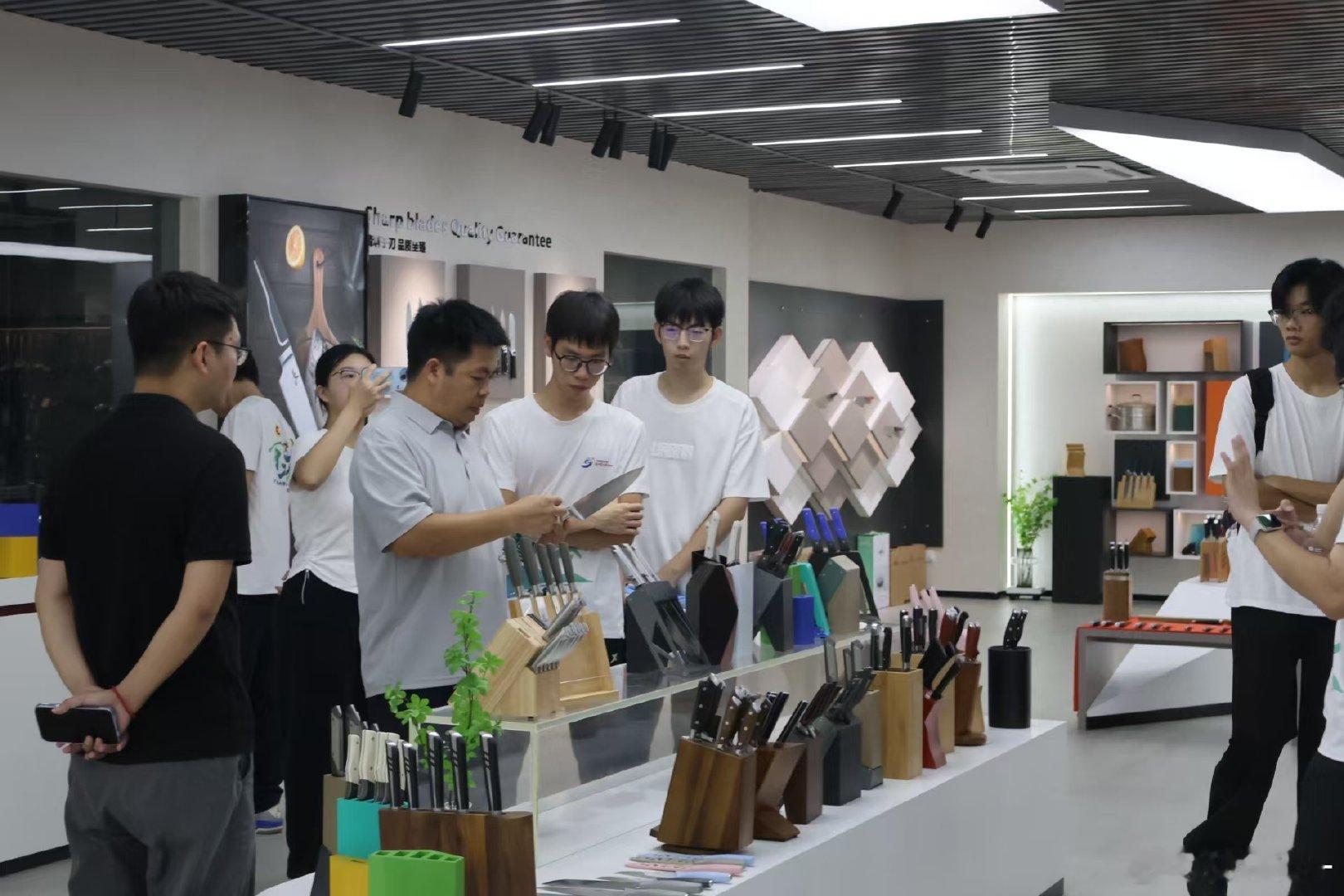 赴车间探新材，以科技助产业——广东海洋大学瓷锐锋芒实践队✨我们走进阳江银鹰集团，深入生产一线了解刀剪制造工艺，感受传统制造业的坚守与升级需求，以青年视角探寻新材料赋能路径，把实践足迹留在产业前沿🛠️#青年眼中的三下乡#​