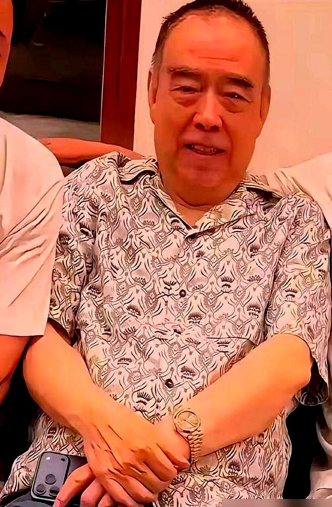 陈凯歌在片场是“暴君”？

陈道明说，他往监视器后一坐，整个片场鸦雀无声。没人敢大声喘气，那股劲儿，就是帝王。

可一回到家，饭桌上，长辈不动筷子，74岁的他绝不敢先夹菜。起身给舅舅倒茶，毕恭毕敬，腰弯得比谁都低。

当年拍电影赔光，是陈红拿出全部积蓄，又复出拍戏给他填坑。后来干脆转行当制片人，把所