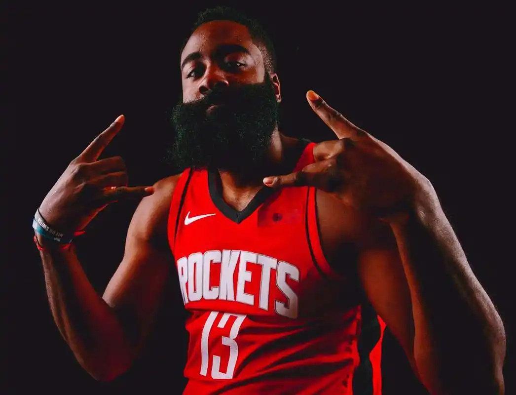 The Athletic：哈登的13号球衣肯定会被火箭退役。

作为NBA历史上最伟大的得分手和组织者之一，哈登退役时将在历史得分榜和助攻榜上占据很高的位置。他曾在获得最佳第六人并打进总决赛，而2018年，他在火箭赢得了MVP！

#v观体坛# ​