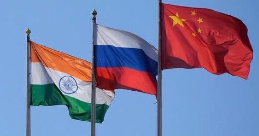莫迪政府对中俄真的不一样！同样是金砖成员国，印度对普京政府各种友好，却打算对中国下黑手。

同样是金砖成员，印度对俄罗斯和中国摆出的姿态，却常常像两套剧本。面对普京，红毯、会谈、能源和军工合作一个不少；面对中国企业，审批、调查、资金审查却时不时加码。表面看是外交冷热不同，往深处看，却是印度对中俄两国