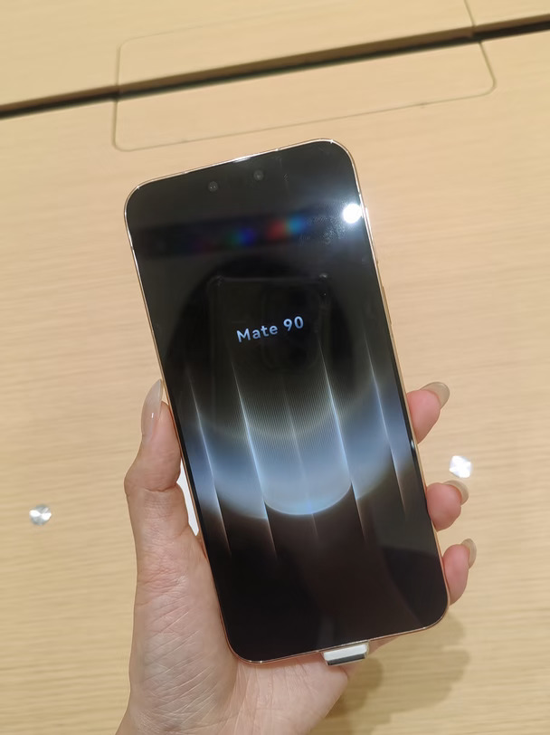 华为Mate 90标准版，麒麟芯片加持，日常流畅，游戏稳帧，用三年不卡顿。影像系统同样能打，白天夜晚都出片，记录生活刚刚好。电池耐用，充电够快，一天一充没压力。机身轻薄，手感圆润，颜值在线，拿出手就是体面。没有花哨噱头，全是实用硬实力。换机选它，省心又省钱，真香机就这了！​#Mate一起发光吧 #华为Mate90
