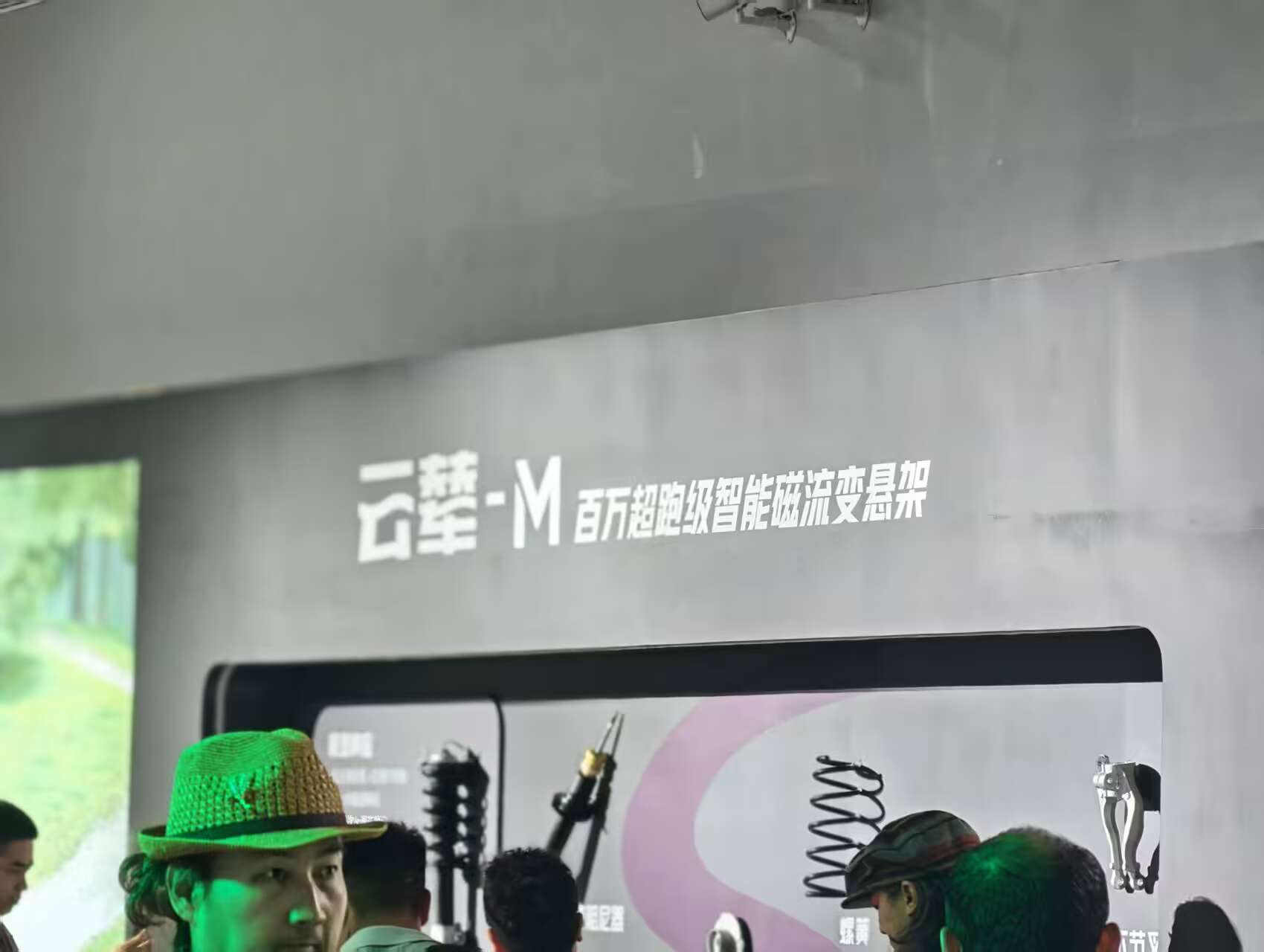 方程豹终于出轿车啦✨方程S&amp;S GT双车正式上市，18.99万起，这波诚意直接拉满！
 
继钛7爆火之后，方程豹不卷大SUV，转头干起运动轿车。【必带代码】定义全能轿车新标杆。主打四大同频：好看、好开、好开心、好周全，买车不用再处处妥协。
 
颜值这块直接拉满，生命金属美学设计，6种车漆+3种内饰随