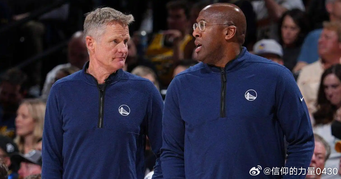 #NBA[超话]# 科尔因循守旧误勇士，布朗推陈出新拿双冠
勇士队如今的处境让人唏嘘不已，这里面有管理层决策的原因，有球员伤病的原因，也有主教练的原因。
客观的说，科尔小球战术的尝试和改革很成功，他的功绩无可否认，四座总冠军奖杯就是最好的证明。
但凡事要与时俱进，勇士现在已经没有汤普森、杜 ​
