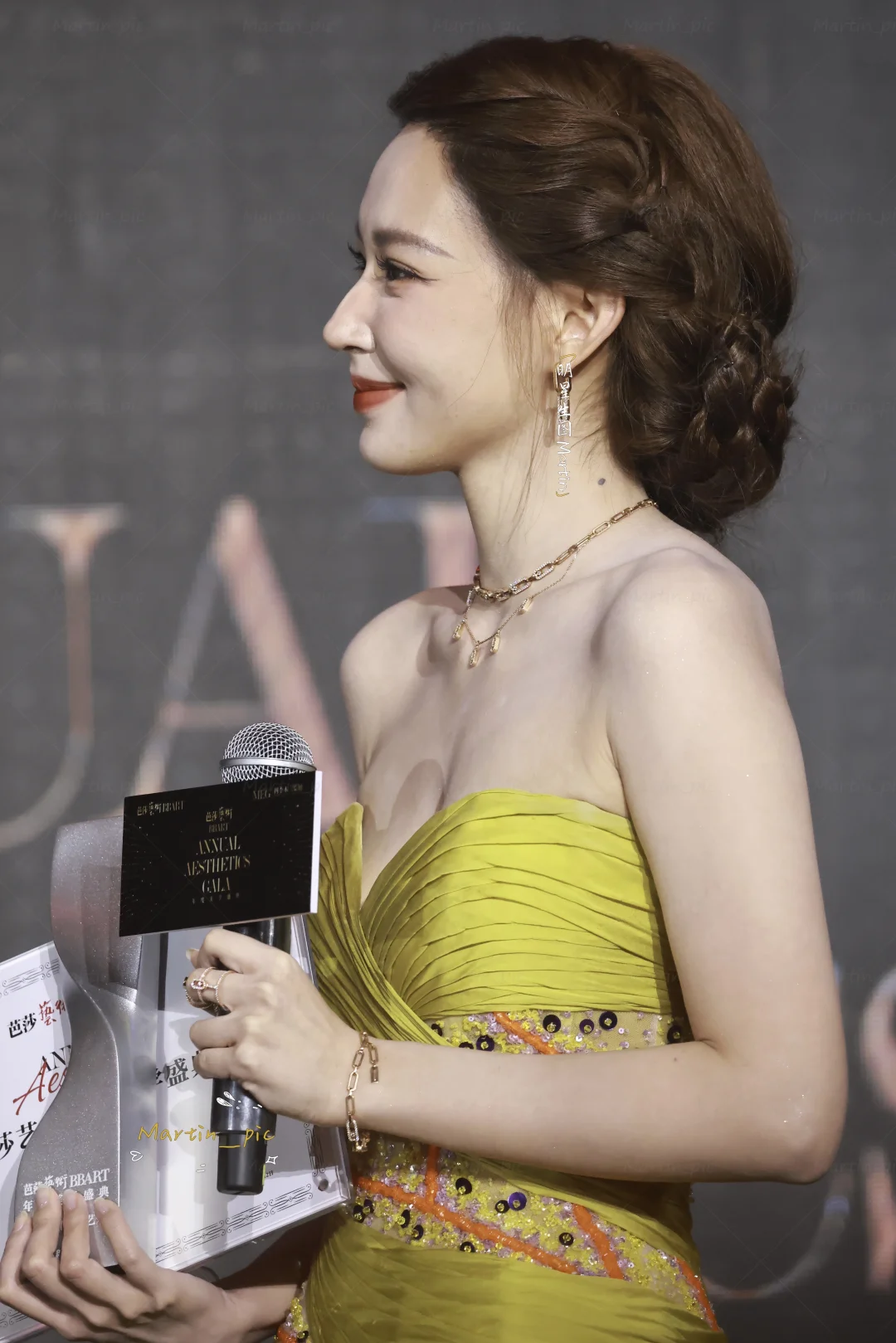 都来欣赏潇潇的名品侧颜 公主今晚好美～