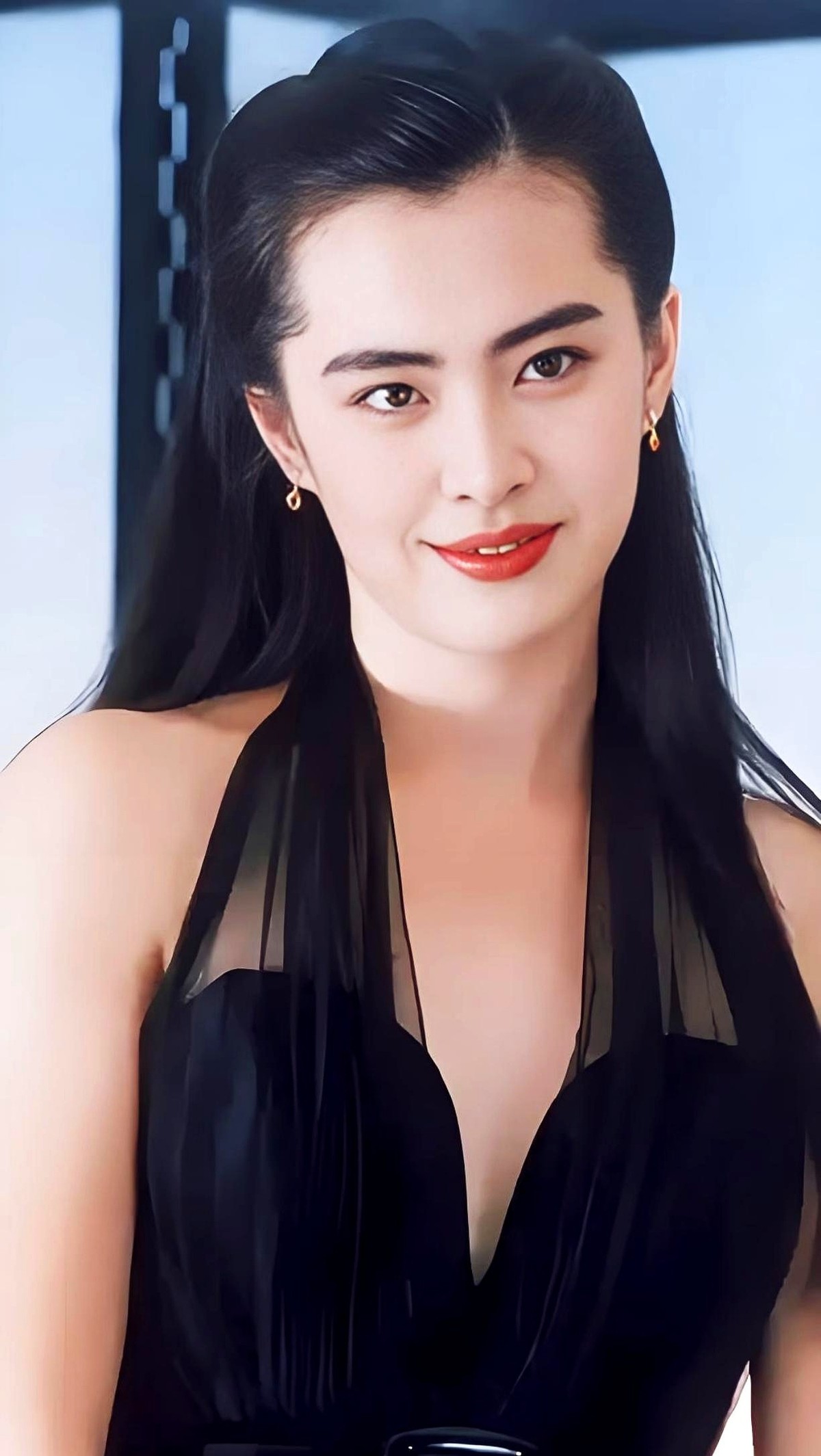 巅峰期抛下《倩女幽魂》跑路加拿大，59岁的王祖贤现在居然在亲自给人点艾条。

考下正规中医理疗资质，开了家叫“灸觉”的艾灸馆。铺姜、点艾条全亲自上手，还调侃自己是“艾灰灰姑娘”。想想当年1米72的身段，演《青蛇》时的绝代风华，谁能想到她二十多年前在最红的时候解约息影，跑去温哥华一待就是二十多年。