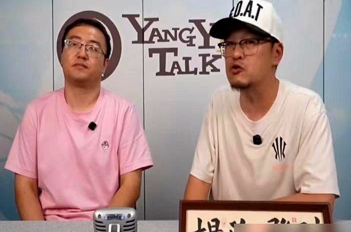 杨毅给男篮出了个狠招：把杨瀚森和胡金秋同时扔到场上，再加个两米出头的锋线。

这套三高阵容摆明了要用身高生吃对手。内线肉搏拿篮板，外线赵睿和林葳突施冷箭，打明牌碾压。但真打起来，亚洲球队最爱玩小快灵。大个子脚步跟不上，遇上对面后卫打挡拆，一步过掉或者干拔三分，防守端直接变成提款机。

现代篮球拼的是
