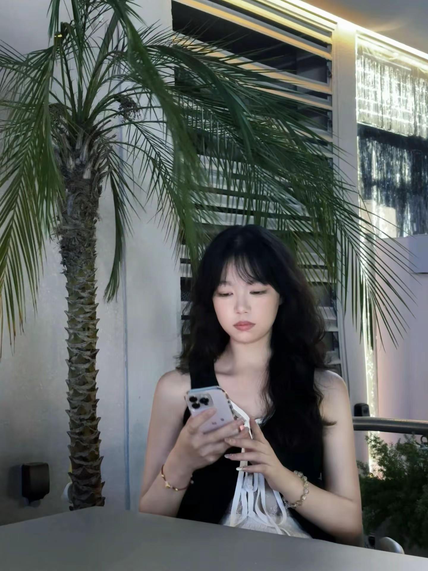 <p>甜美女孩 <!--{img:0}--><!--{img:1}--...