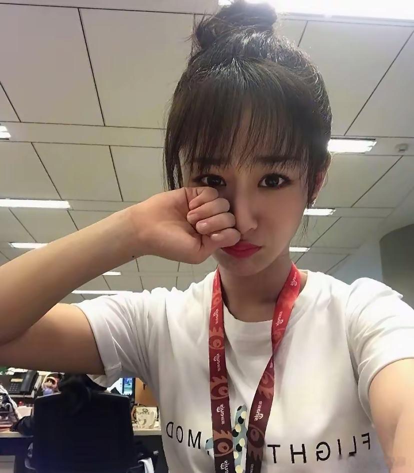 #杨紫[超话]##超星动告白信箱# 你的过去依旧让我觉得无比震撼心酸 经过了那漫长的黑夜 终于凭借自己的实力 用长相思重回巅峰 当初的你 是否有想过放弃呢 我想应该是没有的 坚韧顽强的你又怎么会轻易放弃呢 被无数网友追着骂 p丑照 都活下来了 希望你的未来越来越精彩 紫米一直在你身后 [抱一抱] ​